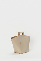 assemble pyramid bag L 詳細画像